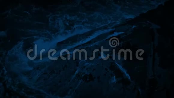 巨大的海浪在夜间撞击岩石视频的预览图