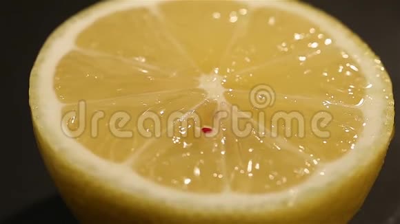 新鲜多汁的柠檬酸黄的水果维生素和能量视频的预览图