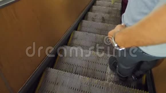 人在地铁地下地铁概念人们站在地铁或地铁的自动扶梯上公众的概念视频的预览图