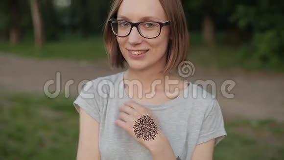 一个年轻的白种人女孩戴着眼镜有花梅迪纹身的肖像视频的预览图
