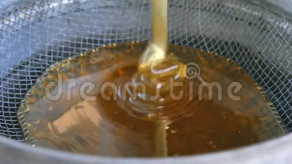 蜂蜜提取器中的蜂蜜通过饲料过滤到混凝土中视频的预览图