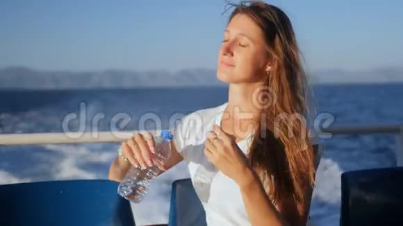 年轻女子从瓶子里喝水的肖像视频的预览图