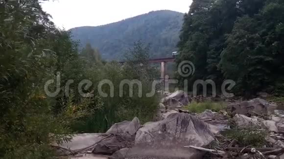在山上的桥上训练视频的预览图