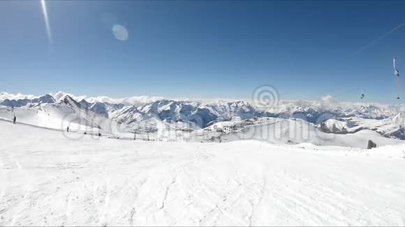 女滑雪者在滑雪道上视频的预览图