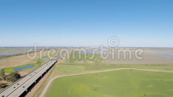 在距离萨克拉门托的高速公路旁的野外飞行视频的预览图
