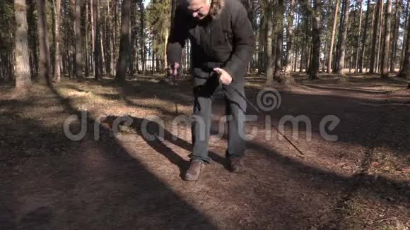 带着登山杖的人穿着运动鞋视频的预览图