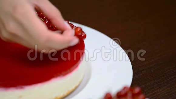 女人手装饰奶酪蛋糕红色醋栗夏日甜点视频的预览图
