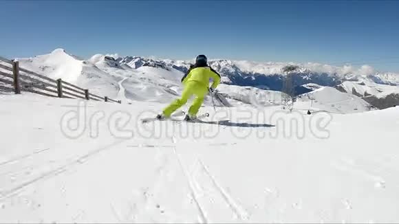 女滑雪者在滑雪道上视频的预览图