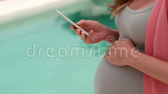 孕妇摸肚子用智能手机视频的预览图