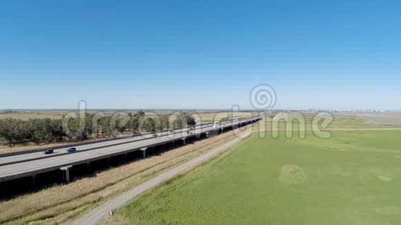 在距离萨克拉门托的高速公路旁的野外飞行视频的预览图