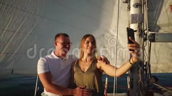 漂亮的年轻夫妇正在游艇上自拍视频的预览图