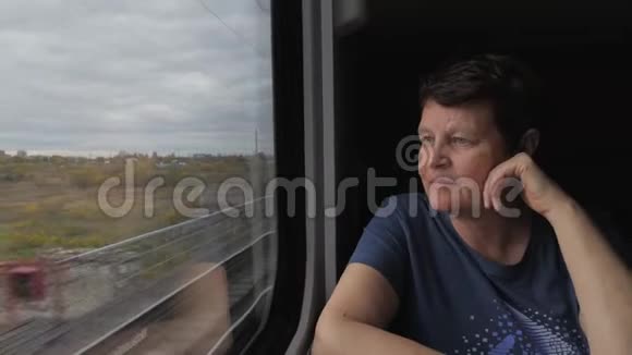火车窗口附近的一位老年妇女视频的预览图