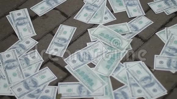 清扫街道清洁工清扫美元收集美元货币贬值危机视频的预览图