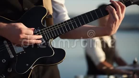 节奏吉他的近镜头一个人在调解人的帮助下演奏视频的预览图