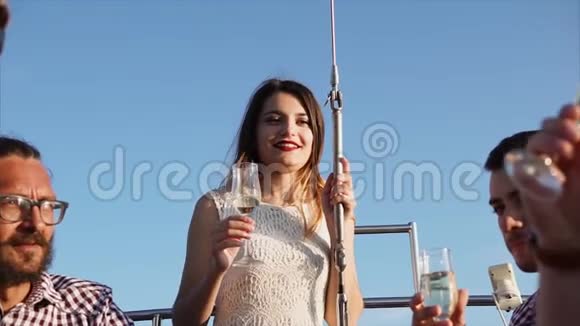 在游艇上的聚会上朋友们品尝和喝饮料视频的预览图
