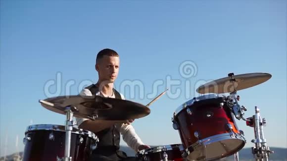 一个职业音乐家演奏一种乐器叫做带盘子的鼓组视频的预览图