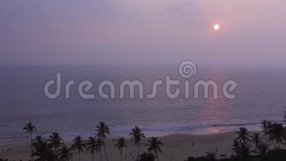热带日落太阳落在海洋上海水在黄昏中波浪热带美洲狮和海洋视频的预览图