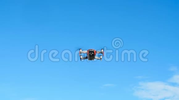 个人无人机和航空摄影的概念四架直升机在多云的蓝天上空飞行视频的预览图
