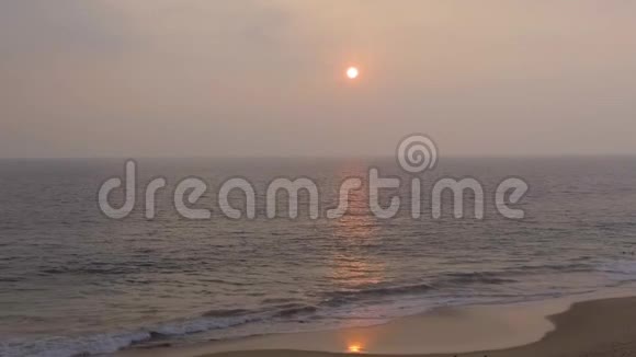热带日落太阳落山海水在黄昏的灯光下波涛沙滩在傍晚视频的预览图