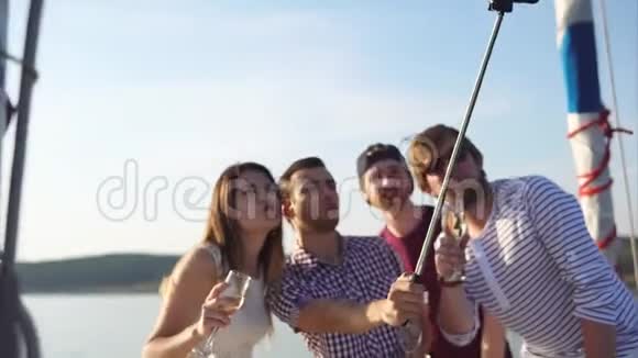 朋友在游艇上聚会的手机自拍视频的预览图