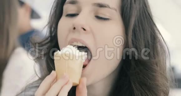 很漂亮的女人吃冰淇淋视频的预览图