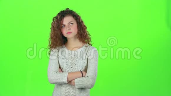 十几岁的女孩在空荡荡的房间里很伤心绿色屏幕视频的预览图