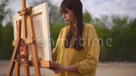 创造性的个性热情地画油画前卫的静物视频的预览图