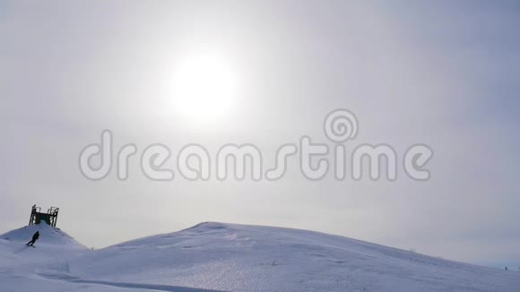 滑雪者在山地滑雪坡上跳跃的剪影视频的预览图