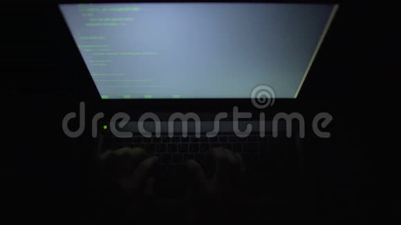 黑客在笔记本电脑上输入编程代码允许访问成功窃取数据视频的预览图
