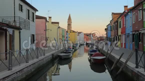 意大利布拉诺岛安静的街道有运河和彩色房屋视频的预览图