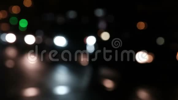 城市街道上过往车辆的模糊灯光视频的预览图