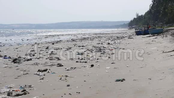 在海滩上拍塑料垃圾和垃圾静态射击视频的预览图