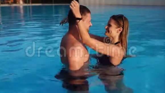 恋爱中的情侣在游泳池洗澡时表达感情视频的预览图