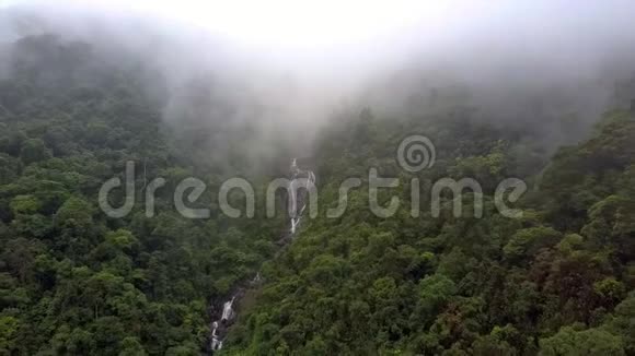 大雾笼罩着峡谷的山河视频的预览图
