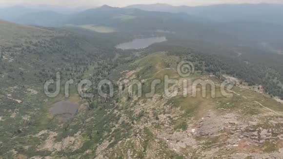 飞越山峡附近的西伯利亚自然公园的旅游小径无人射击视频的预览图