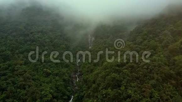 空中观景雾瀑布下峡谷与快速山河视频的预览图