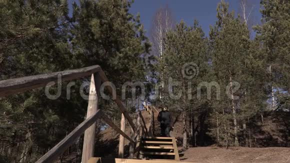 游客在公园的木楼梯上自拍视频的预览图