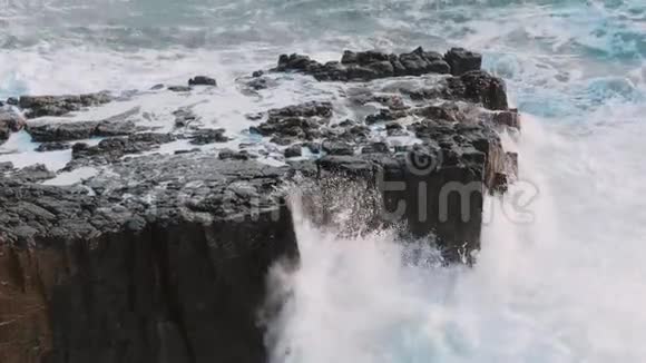 狂野的海水撞击岩石令人耳目一新的景象视频的预览图