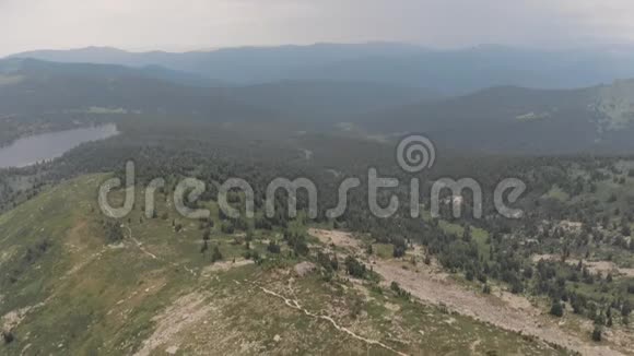 飞越山峡附近的西伯利亚自然公园的旅游小径无人射击视频的预览图