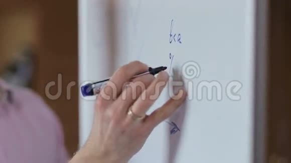 特写男的手在白板上画一个图形视频的预览图