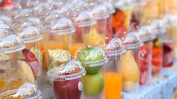 亚洲街头市场的新鲜水果鸡尾酒视频的预览图