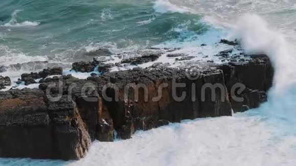 狂野的海水撞击岩石令人耳目一新的景象视频的预览图