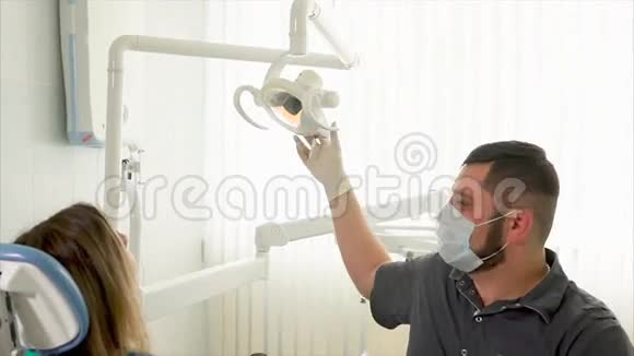 牙医医生包括一盏灯来检查病人的口腔视频的预览图