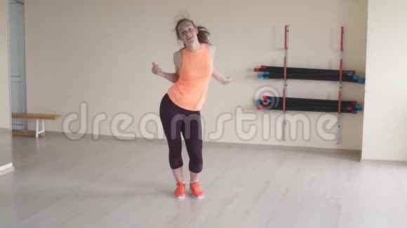 年轻女孩在健身房或工作室跳尊巴舞健身体育舞蹈和生活方式概念视频的预览图