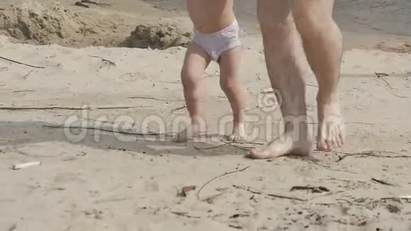 爸爸和宝宝在沙滩上散步视频的预览图
