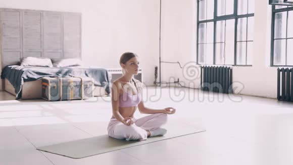 在家做瑜伽简单的瑜伽练习为初学者在家视频的预览图