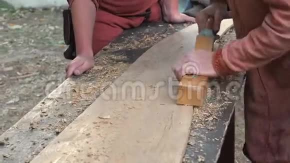 中世纪棉衣匠用木板工作手动修一个木板视频的预览图