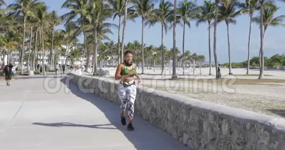 运动的女人在公园慢跑视频的预览图