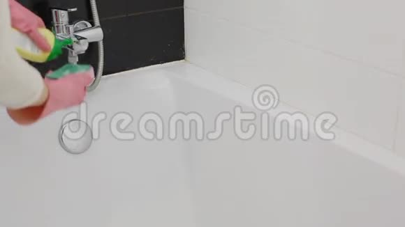 女人打扫浴室视频的预览图