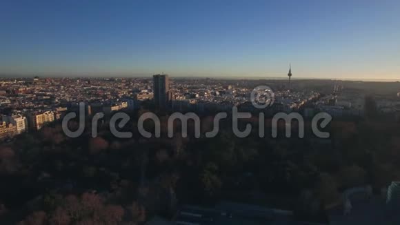 西班牙马德里的空中全景冬日清晨的情景视频的预览图